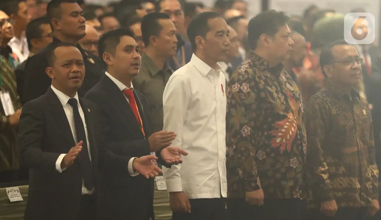 Presiden Joko Widodo (tengah) menghadiri pelantikan pengurus Himpunan Pengusaha Muda Indonesia (HIPMI) periode 2019-2024, di Jakarta, Rabu (15/1/2020). Tema Hipmi kali ini adalah peningkatan kualitas SDM pengusaha muda Indonesia menyambut era bonus demografi. (Liputan6.com/Angga Yuniar)
