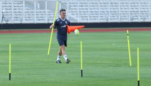 Pelatih Timnas Indonesia, John Herdman memimpin sesi latihan di Stadion Madya, Gelora Bung Karno, Jakarta, Selasa (24/3/2026). (Bola.com/M. Iqbal Ichsan)