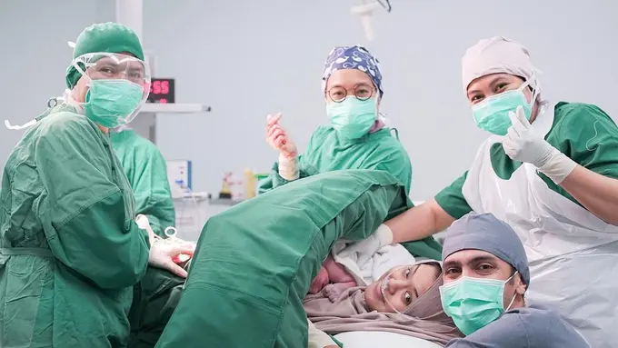 Vebby Palwinta Melahirkan