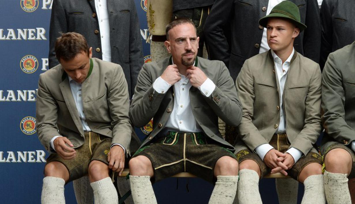 Rafinha (kiri) dan Franck Ribery bersiap sebelum sesi foto. (AFP Photo/Christof Stache)
