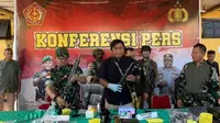 TNI-Polri membongkar lokasi penyimpanan senjata api dan amunisi milik KKB yang berada di Sagu Lima Kenyam, Kabupaten Nduga, Papua Pegunungan. Dari lokasi tersebut ditemukan beberapa pucuk senjata api dan 415 amunisi berbagai kaliber. (Liputan6.com/ Dok. Tim Cartenz.