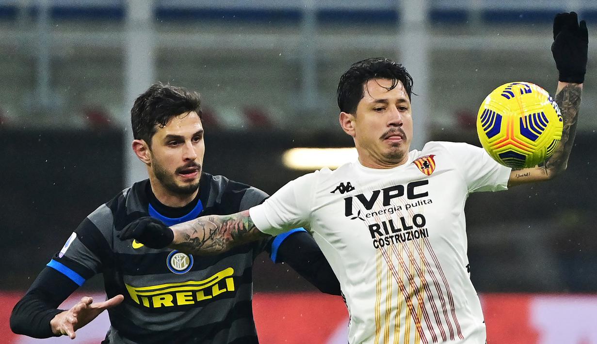 Gianluca Lapadula. Striker berusia 32 tahun ini kini menjalani musim keduanya bersama Benevento. Musim ini ia telah tampil dalam 21 laga di semua ajang kompetisi dengan torehan 10 gol dan 4 assist. Bersama Timnas Peru ia telah mengoleksi 19 caps dengan torehan 6 gol dan 3 assist. (AFP/Miguel Medina)
