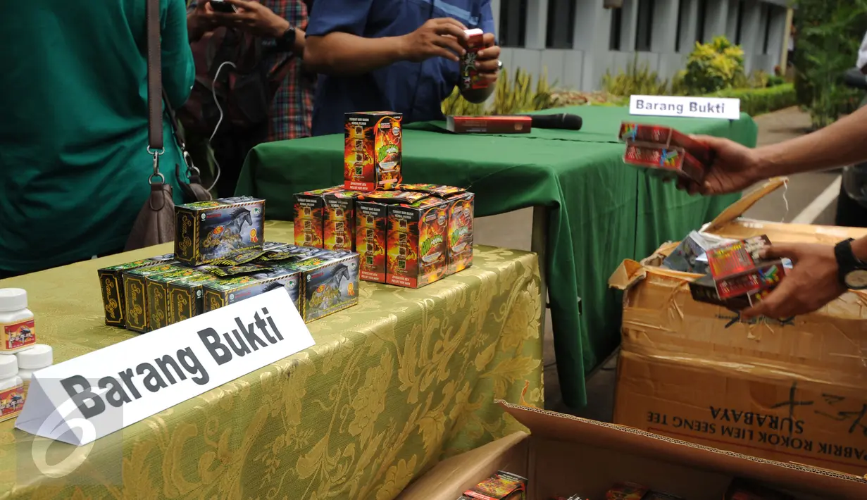 Sejumlah obat palsu dari berbagai merek diperlihatkan saat rilis di Ditreskrimsus Polda Metro Jaya, Jakarta, Senin (9/11/2015). Polda Metro Jaya mengamankan 25 jenis obat palsu dan menahan satu orang tersangka. (Liputan6.com/Helmi Fithriansyah)
