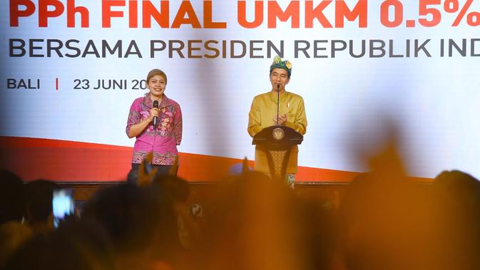 Presiden Jokowi mendengarkan cerita seorang pengusaha tentang KUR dalam sosialisasi PPh Final UMKM 0,5% di Bali, Sabtu (23/6). Pengusaha itu lebih memilih berfoto bersama Jokowi dibandingkan mendapat hadiah sepeda. (Liputan6.com/Pool/Biro Pers Setpres)