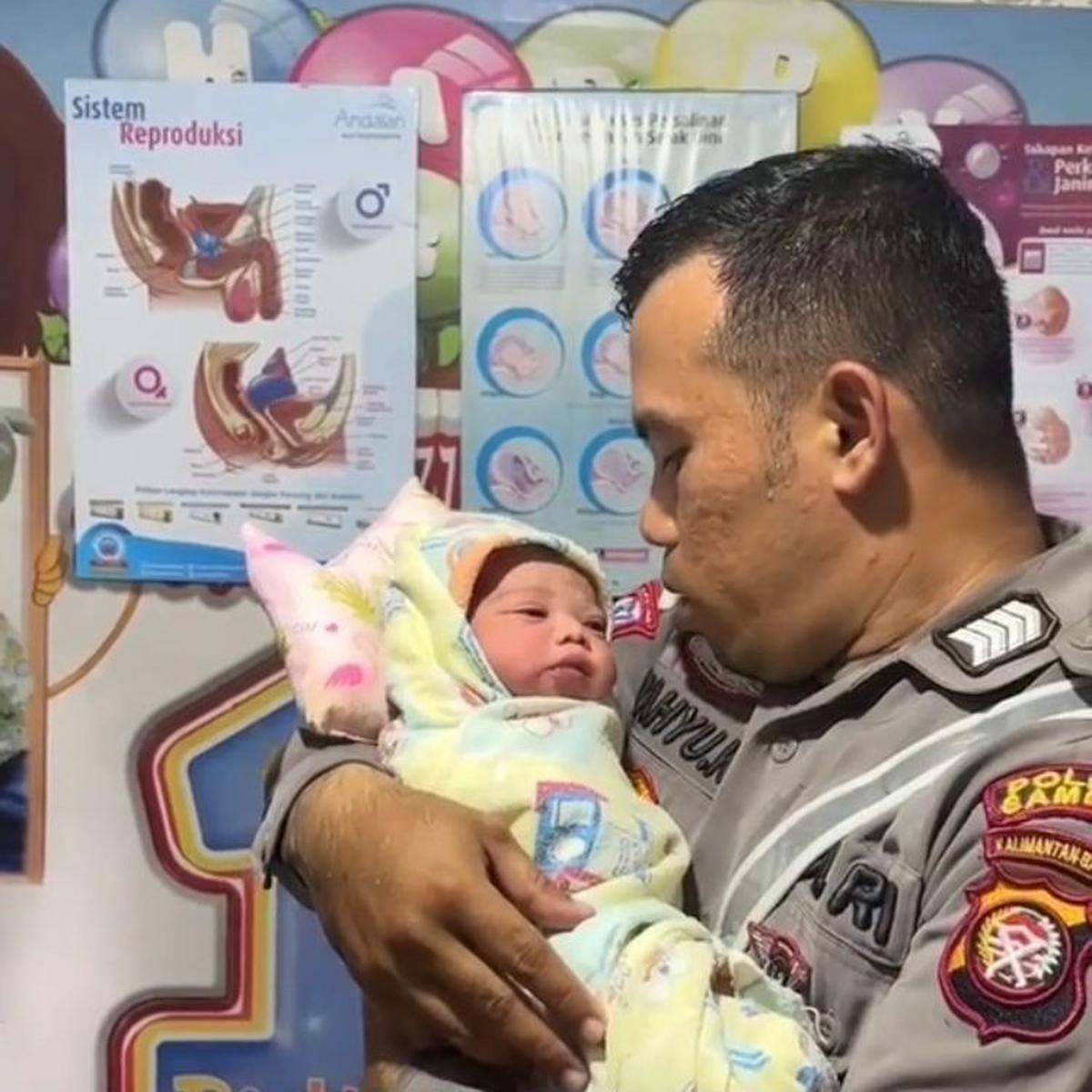 Aksi Heroik Polwan dan Satlantas Bantu Ibu Hamil yang Akan Melahirkan di Sambas, Viral