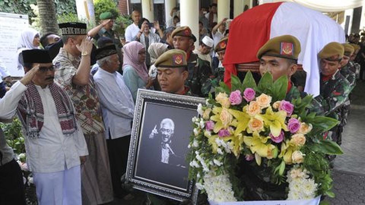 Para advokat antar Adnan Buyung ke tempat peristirahatan terakhir