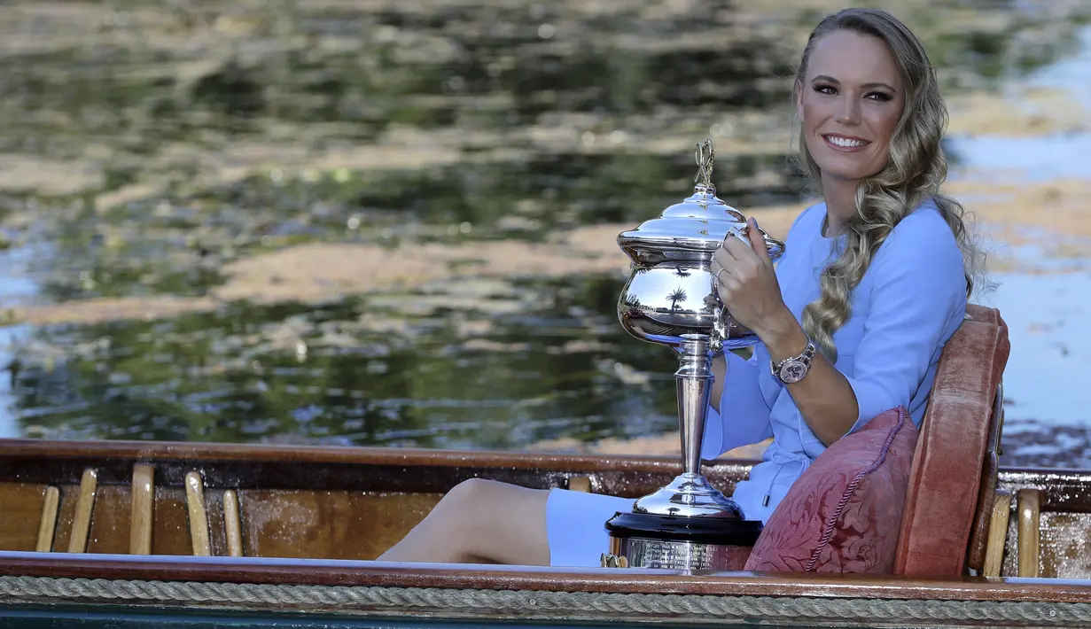 Setelah meraih trofi Australi Terbuka 2018, Caroline Wozniacki menempati peringkat pertama dunia WTA dengan koleksi 7965 poin. (AP/Dita Alangkara)