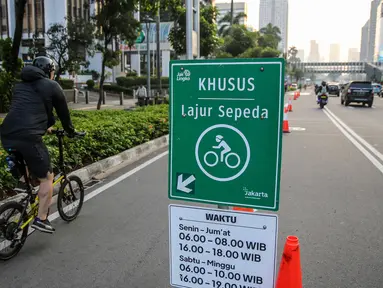 Warga menggunakan sepeda di jalur khusus sepeda di kawasan Jalan Sudirman, Jakarta, Selasa (14/7/2020). Pemprov DKI Jakarta memutuskan untuk meniadakan jalur sepeda sementara di kawasan protokol Jalan Sudirman-Thamrin, Jakarta Pusat mulai Minggu (19/7/2020) mendatang. (Liputan6.com/Faizal Fanani)