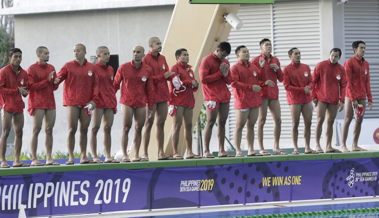 Para pemain polo air Indonesia bersiap sebelum melawan Malaysia pada laga SEA Games 2019 di Aquatic Center, Clark, Jumat (29/11). Indonesia berhasil meraih emas perdana dari cabang polo air. (Bola.com/M Iqbal Ichsan)