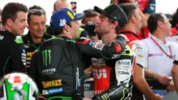 Pembalap LCR Honda, Cal Crutchlow mendapat ucapan selamat dari pembalap Yamaha Tech 3, Johann Zarco seusai menjuarai MotoGP Argentina di Sirkuit Termas de Rio Hondo, Minggu (8/4). Crutchlow yang start di urutan ke-10 menjadi juara. (AP/Natacha Pisarenko)