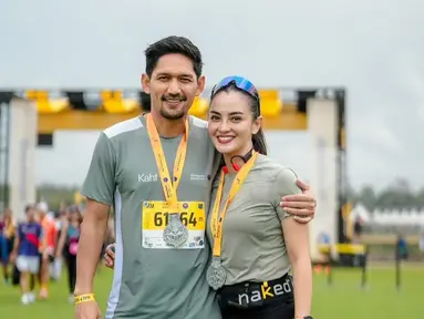 Dalam beberapa potret yang dibagikan di media sosial, Ririn terlihat penuh semangat mengenakan pakaian olahraga lengkap dengan nomor peserta tersemat di dadanya. Wajahnya yang ceria menunjukkan antusiasme mengikuti ajang lari jarak jauh ini. Meski baru pertama kali, Ririn tampak siap dan percaya diri menghadapi tantangan marathon. (Liputan6.com/IG/@ririnekawati)