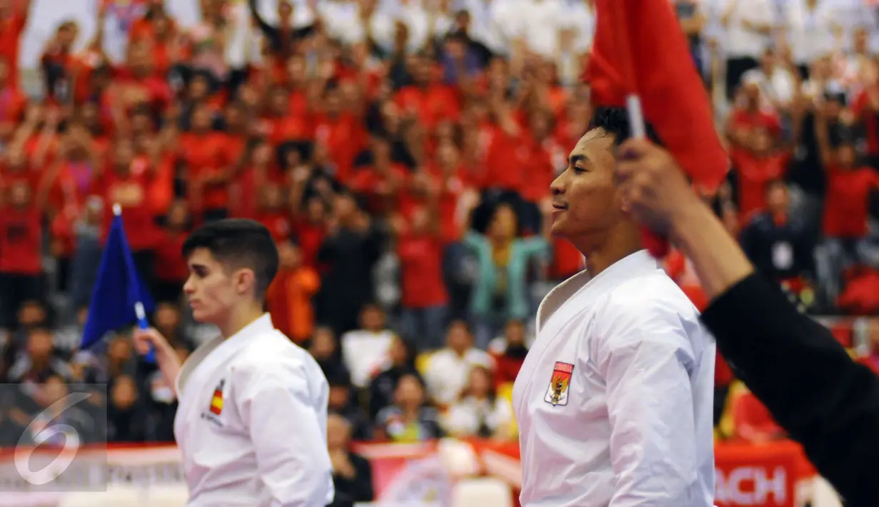 Ahmad Zigi Zaresta tersenyum usai memastikan kemenangan di final Junior Kata Male di WKF World Junior, Cadet and U-21 Championship 2015 di ICE Serpong, Kamis (12/11/2015). Zigi menyumbang emas pertama bagi Indonesia. (Liputan6.com/Helmi Fithriansyah)
