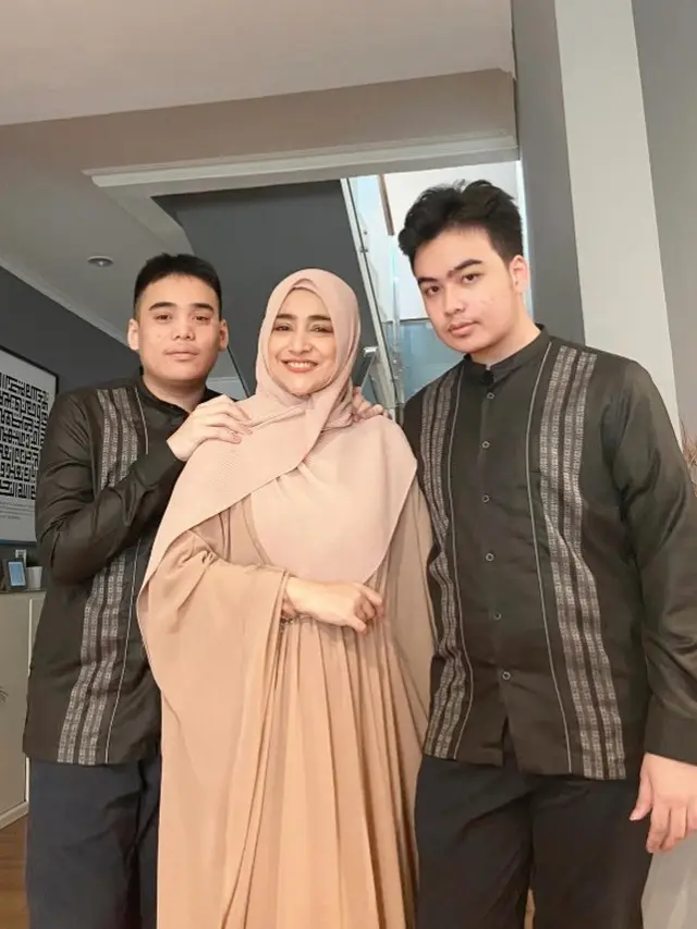 Potret Cindy Fatikasari dan anak kembar mereka (Sumber: Instagram/cindyfatikasari18)