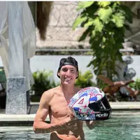 Aleix Espargaro bersantai di Lombok, Nusa Tenggara Barat sebelum dimulainya MotoGP 2022 di Sirkuit Mandalika.