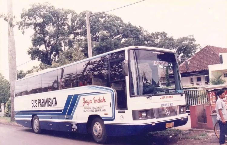 Nostalgia di Atas Roda: Pesona Bus Pariwisata Karoseri Jadul