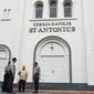 Kapolresta dan Wakapolresta Solo mengecek pengamanan di Gereja Santo Antonius Purbayan Solo, Kamis (21/12).(Liputam6.com/Fajar Abrori)