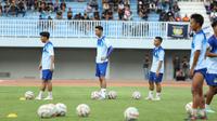Latihan perdana PSIM Yogyakarta jelang Liga 2 2024/2025 di Stadion Mandala Krida, Yogyakarta. (Bola.com/Ana Dewi)