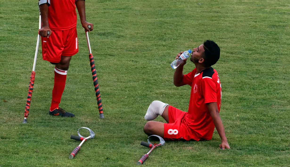 Warga Palestina yang diamputasi beristirahat disela permainan sepak bola d i stadion Kota Gaza, Selasa (27/8/2019). Turnamen lokal tersebut diadakan pertama kali bagi orang-orang Palestina yang kehilangan anggota tubuhnya akibat tembakan Israel di Jalur Gaza. (AP Photo/Hatem Moussa)