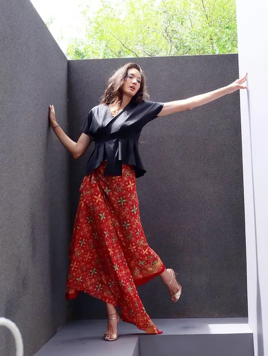 Kamu juga bisa memaksimalkan kain batik yang dijadikan rok untuk menghadiri acara spesial. Nadine memadukannya dengan atasan asimetris untuk kesan maksimalis yang memesona. (Foto: Instagram/ Nadine Chandrawinata).