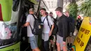 <p>Sejumlah pemain Timnas Selandia Baru U-17 menaiki bus sesaat setelah tiba di Terminal 3 Bandara Soekarno Hatta, Tangerang, Banten menjelang Piala Dunia U-17 2023 pada Jumat (03/11/2023). (Bola.com/Bagaskara Lazuardi)</p>