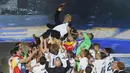 Pemain mengangkat pelatih Real Madrid, Zinedine Zidane, saat merayakan keberhasilan meraih gelar ke-12 Liga Champions di Stadion Santiago Bernabeu, Madrid, Spanyol (4/6). Real Madrid menjadi juara usai mengalahkan Juventus 4-1. (EPA/Fernando Villar)