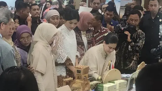 Buka Bazar Amal WIC Jakarta, Iriana Jokowi Mencicip Es Krim Singapura dan Tulis Pesan Khusus di Stan Palestina