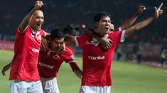 Para pemain Persija merayakan gol yang dicetak Ade Jantra ke gawang PS TNI pada laga Torabika Soccer Championship 2016 di SUGBK, Jakarta, Jumat (11/6/2016). Persija berhasil menang 1-0 atas PS TNI. (Bola.com/Vitalis Yogi Trisna)