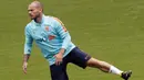 Pemain Belanda, Wesley Sneijder tengah melakukan pemanasan sebelum latihan di Stade de France stadium, Saint Denis, (30/8/2017). Belanda akan melawan Prancis pada kualifikasi grup A Piala Dunia 2018. (AP/Christophe Ena)