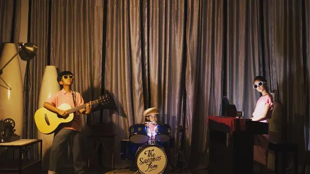 Rilis Lagu di Hari Anak Nasional, Ini 6 Potret Kompak Buah Hati Dwi Sasono dan Widi Mulia