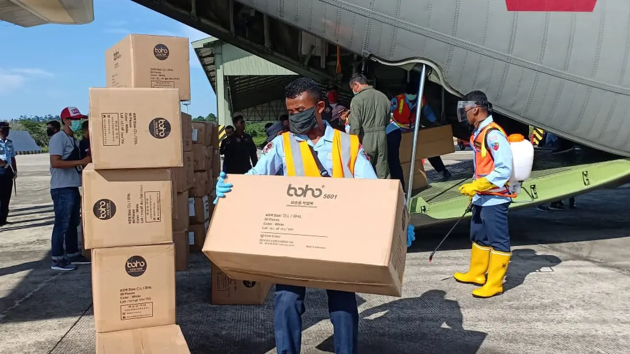 Pesawat Hercules TNI AU itu membawa bantuan alat kesehatan yang terdiri dari 80 koli APD sebanyak 4.000 dan 10 koli masker. (Foto: Liputan6.com/Siti Hardiani)