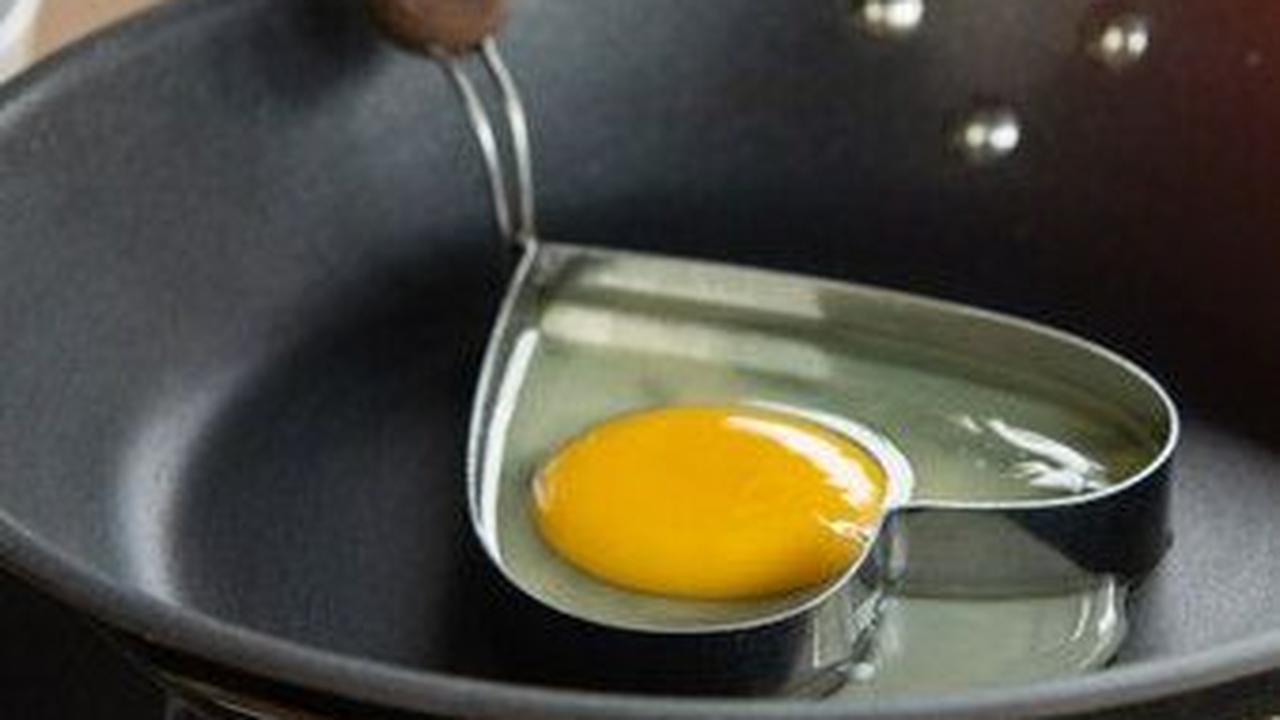 Tips Membersihkan Alat Masak Antilengket agar Tetap Awet