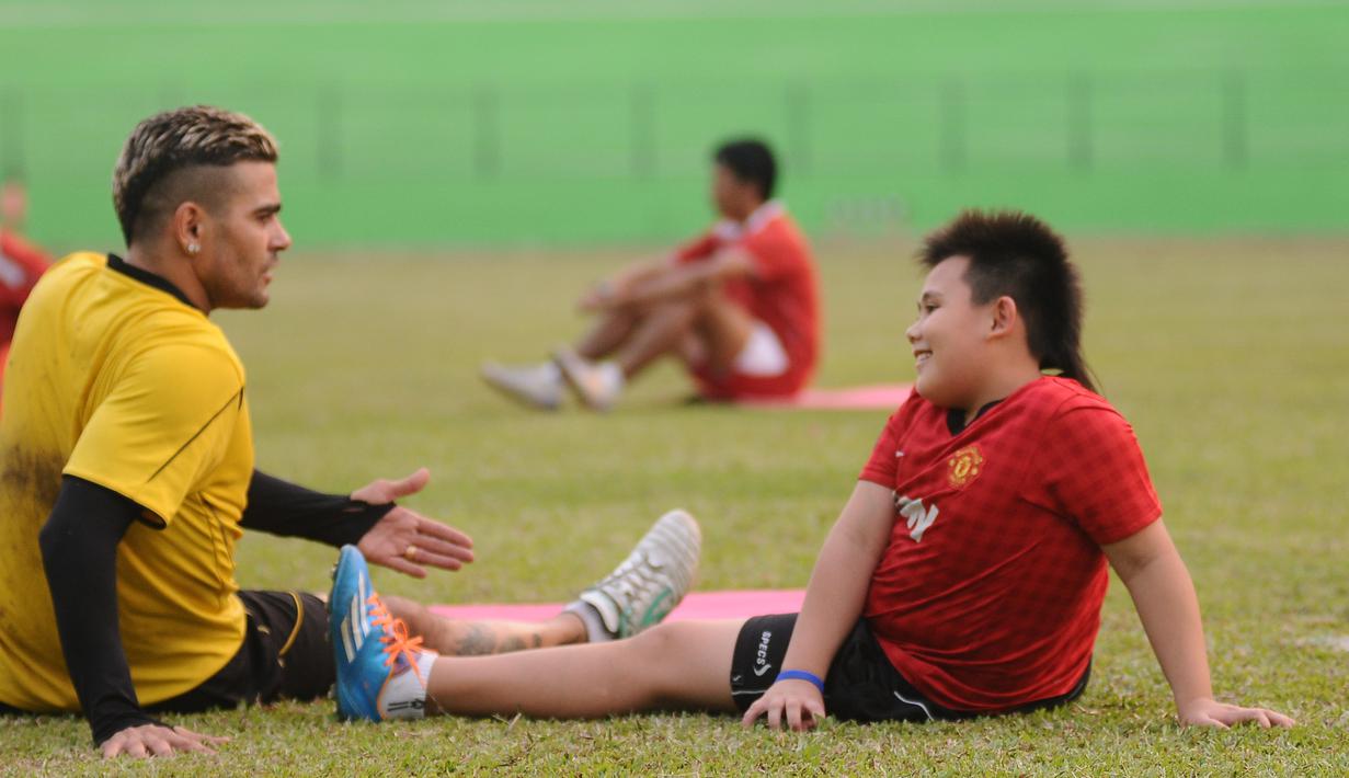 Cristian Gonzales berbincang dengan anaknya, Fernando Gonzales, seusai latihan bersama Arema Cronus di Stadion Gajayana, Malang, Jumat (30/10/2015). (Bola.com/Kevin Setiawan)