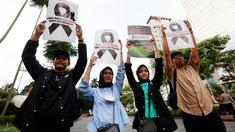 Komunitas Centennialz menggelar Aksi Duka 1 Juta Pita Hitam untuk Timnas Indonesia U-20 dan Piala Dunia U-20 di trotoar FX Sudirman, Jakarta, Jumat (31/3/2023). Aksi tersebut digelar secara serentak di 10 titik se-Jabodetabek sebagai wujud rasa duka anak muda atas pembatalan Indonesia sebagai tuan rumah Piala Dunia U-20. (Bola.com/M Iqbal Ichsan)