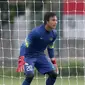 Kiper Timnas Indonesia U-23, Muhammad Ridho tengah bersiap mengamankan gawang pada sesi latihan di Lapangan A,B,C, Senayan, Jakarta (18/2/2018). Latihan ini merupakan persiapan Asian Games 2018. (Bola.com/Nick Hanoatubun)