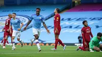 Winger Manchester City Raheem Sterling menggelar selebrasi usai merobek gawang Liverpool di Etihad Stadium, Kamis (2/7/2020) atau Jumat dini hari WIB. (AFP/Dave Thompson)