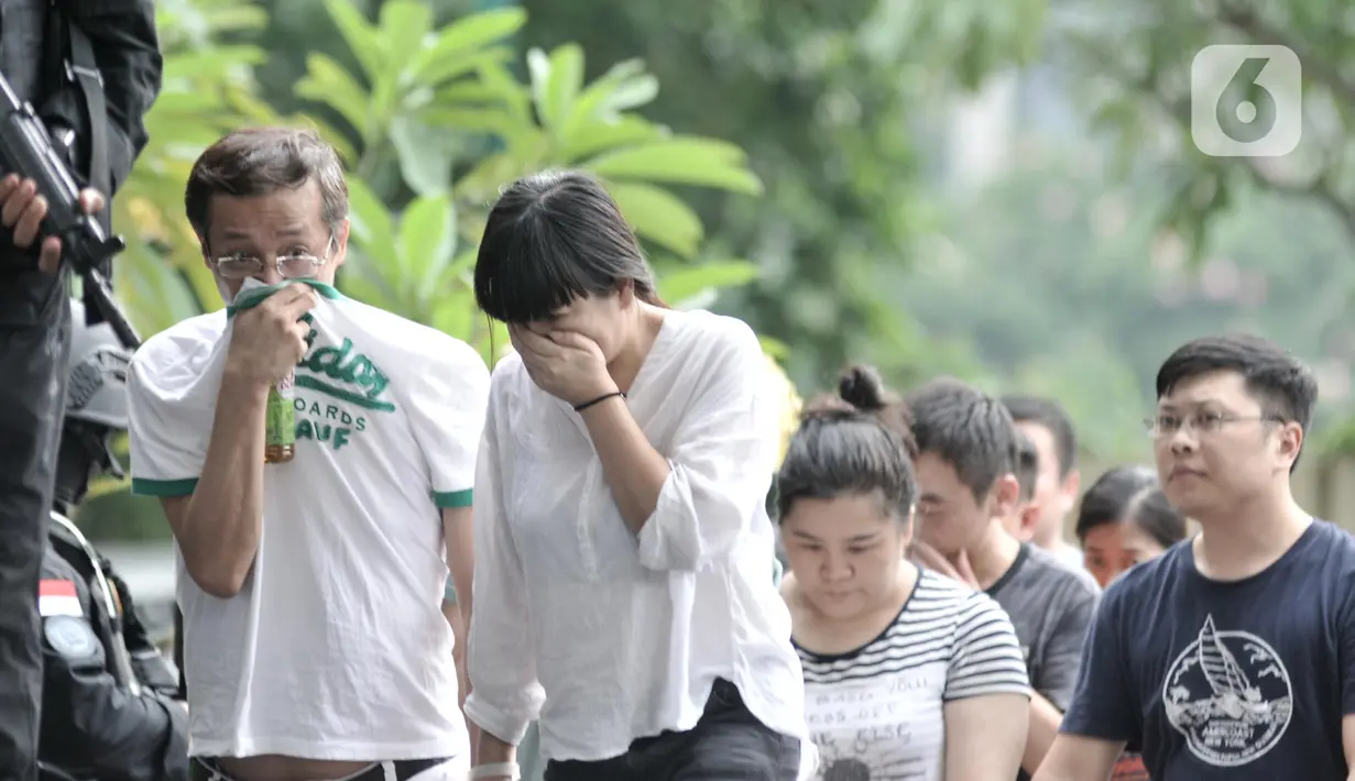 Tersangka dihadirkan saat rilis kasus penipuan online (Telecom Fraud) di Mapolda Metro Jaya, Jakarta, Selasa (26/11/2019). Polisi meringkus 91 tersangka yang merupakan warga negara (WN) China. (merdeka.com/Iqbal Nugroho)