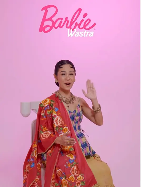 Tampil lebih modern, Andien Aisyah kenakan atasan tenun dan rok panjang. Selendang merah bermotif bunga jadi aksen tambahan di lengan kanan [@andienaisyah]