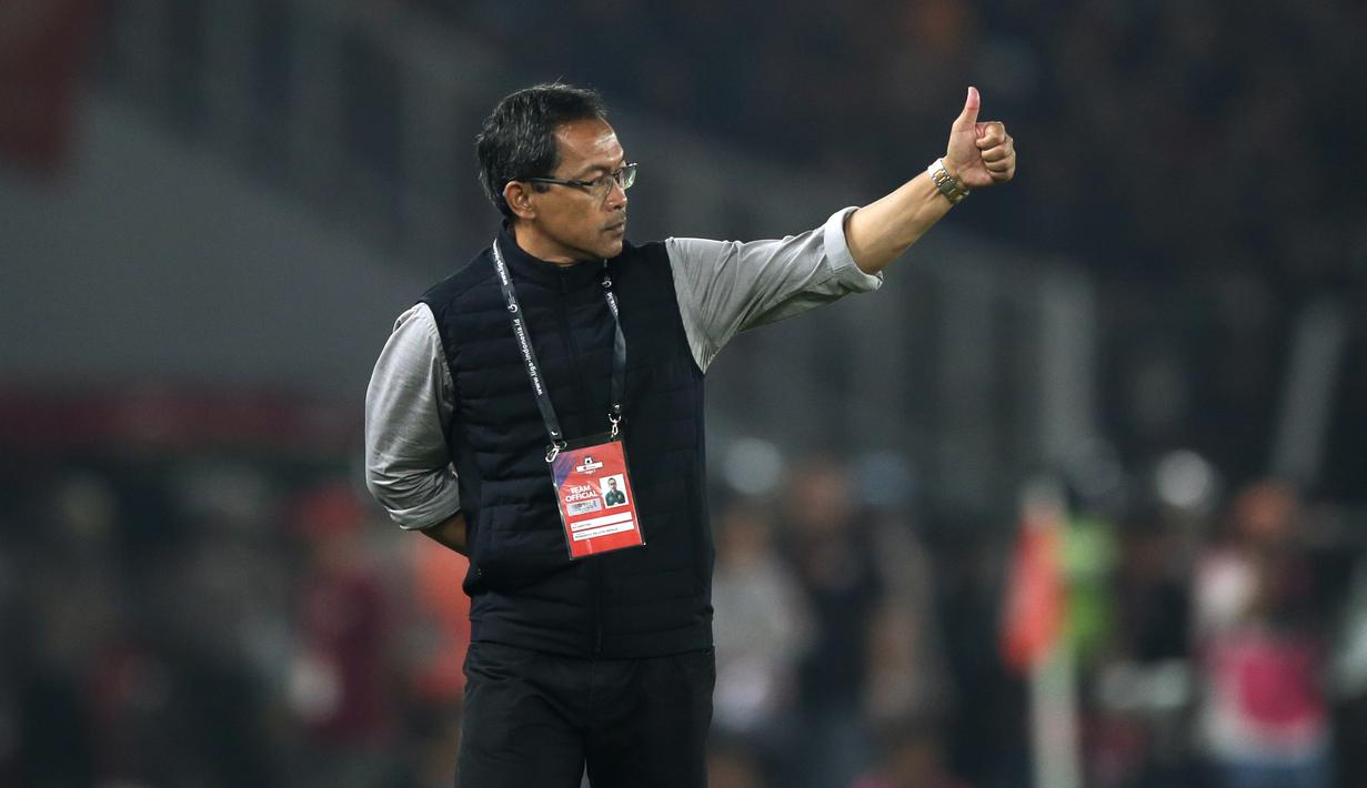 Pelatih Persebaya, Aji Santoso, memberikan arahan kepada pemainnya saat melawan Persija Jakarta pada laga Shopee Liga 1 di SUGBK, Jakarta, Selasa (17/12). Persebaya menang 2-1 atas Persija. (Bola.com/Yoppy Renato)