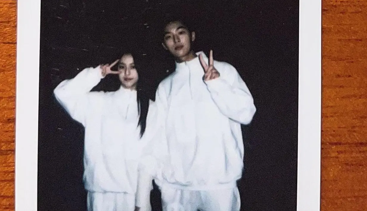 Selain memamerkan potret kebersamaan bareng personel NewJeans, bintang drama Korea Twenty-Five Twenty-One itu juga sempat berfoto dengan Park Ji Hoo. Di mana aktris yang populer lewat perannya di serial 'All of Us Are Dead' itu juga menjadi bintang video klip 'Ditto'. Masih sama, Hyun Wook mengunggahnya dalam mode polaroid. (Liputan6.com/IG/@_choiiii__)