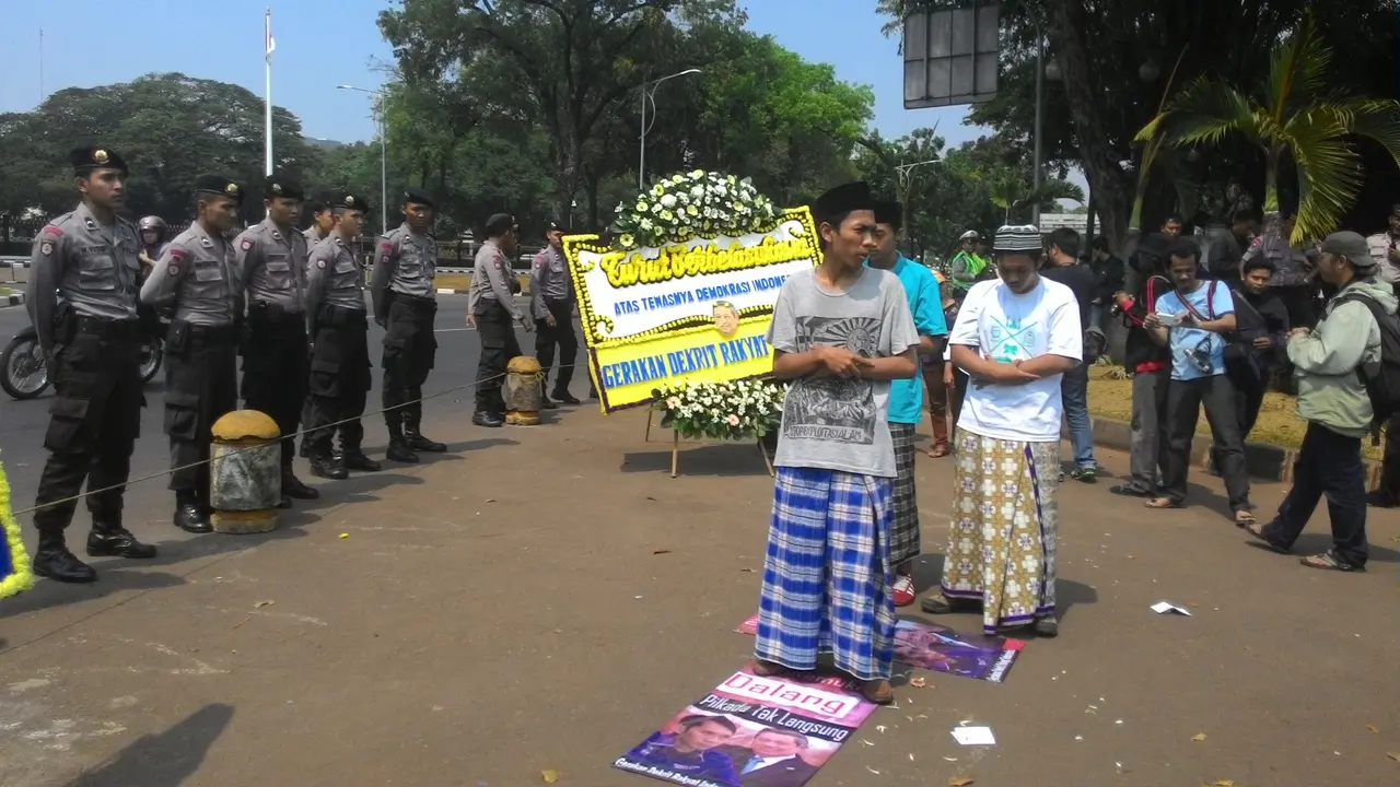 Protes UU Pilkada, 3 Pria Ini Salat Jenazah di Depan Kantor SBY