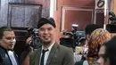 Terdakwa Ahmad Dhani usai menjalani sidang lanjutan atas kasus ujaran kebencian di Pengadilan Negeri Jakarta Selatan, Senin (19/11). Cuitan Ahmad Dhani pada 6 Maret 2017 dianggap bernuansa ujaran kebencian. (Liputan6.com/Faizal Fanani)