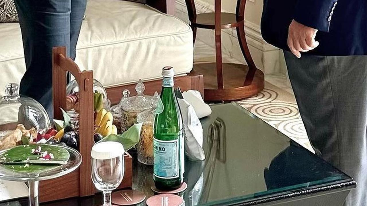 Punggung Ajudan Ganteng Mendadak jadi 'Meja' Pensiunan Jenderal Kopassus, ini Potretnya