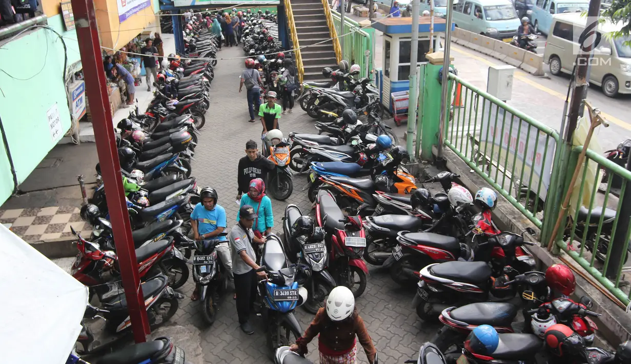Suasana parkiran Blok G Tanah Abang, Jakarta, Jumat (27/4). Tempat itu akan dijadikan lokasi relokasi sementara bagi pedagang Blok G. (Liputan6.com/Arya Manggala)