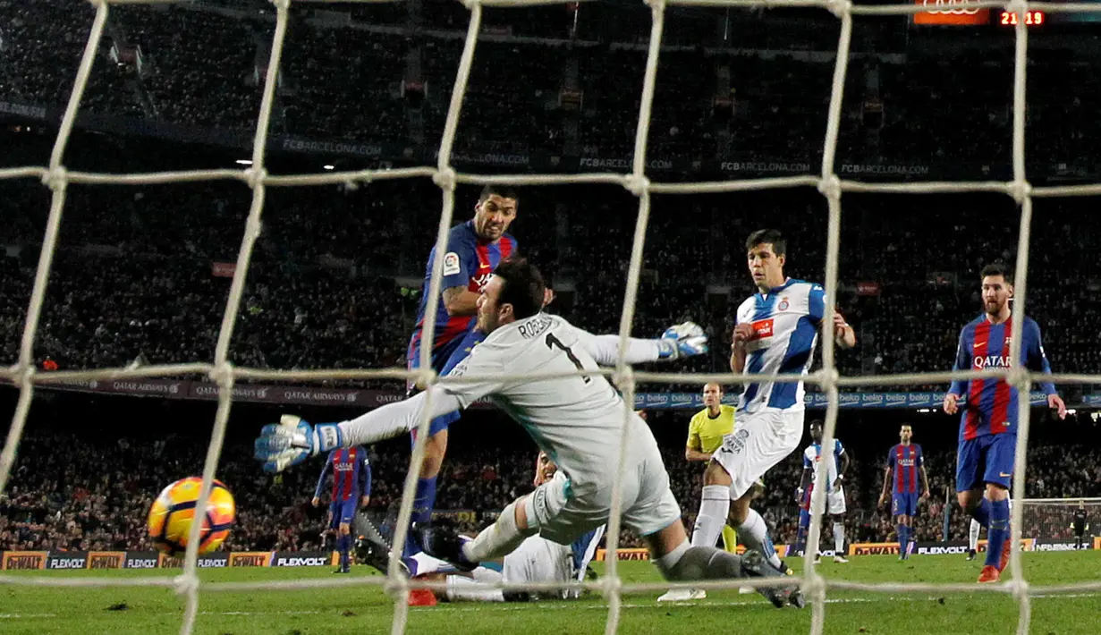 Aksi Luis Suarez mencetak gol ke gawang Espanyol pada lanjutan La Liga Spanyol di Camp Nou, (18/12/2016). Barcelona menang 4-1. (REUTERS/Albert Gea)
