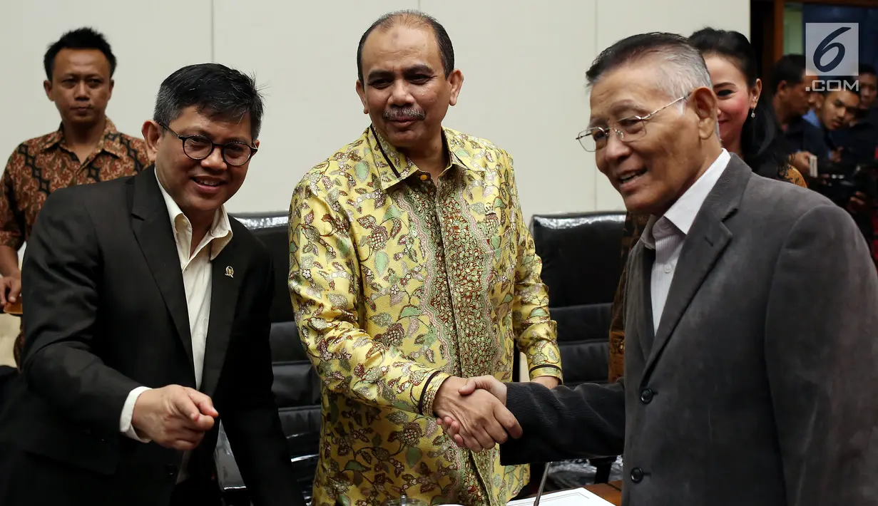 Pakar Hukum Pidana Romli Atmasasmita bersalaman dengan Wakil ketua Pansus Hak Angket KPK Dossy Iskandar saat memenuhi undangan Panitia Khusus (Pansus) Hak Angket KPK DPR RI di Senayan, Jakarta (11/7). (Liputan6.com/Johan Tallo)