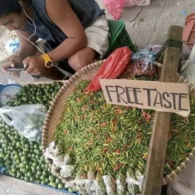 6 Potret Penjual Sayur Nyeleneh Ini Bikin Tepuk Jidat, Pembeli Jadi Mendekat