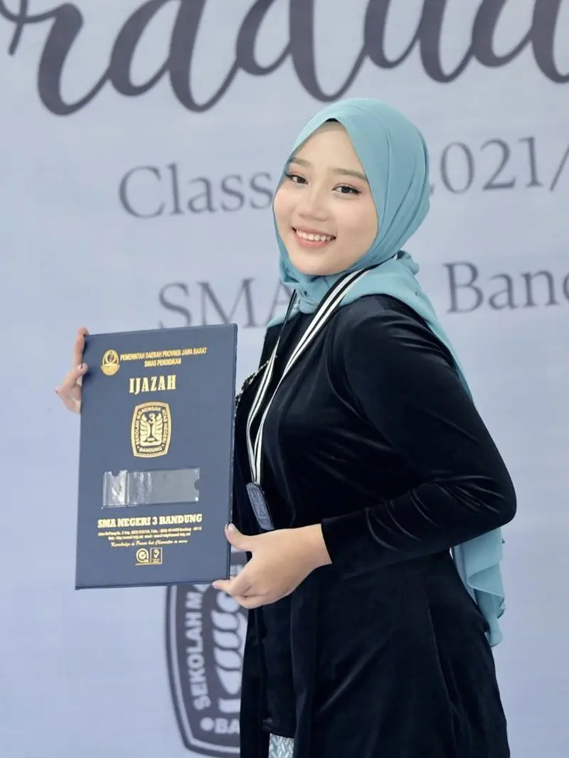 Tampilan Zara Putri Ridwan Kamil Kenakan Kebaya Hitam Saat Wisuda, credit: @ataliapr