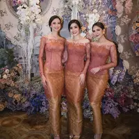 Tampil kompak dengan bestie mengenakan kebaya model off shoulder seperti Jessica Mila, Febby Rastanty dan Yuki Kato ini. [Instagram/febbyrastanty]