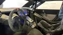 Dibalik desain luarnya yang keren terdapat interior yang sangat sederhana dikarenakan mobil ini bukan mobil yang dipakai untuk keperluan sehari-hari. Mobil ini memiliki interior yang terdiri dari setir, headunit, AC, dan beberapa tombol. (Source: autocar.co.uk)