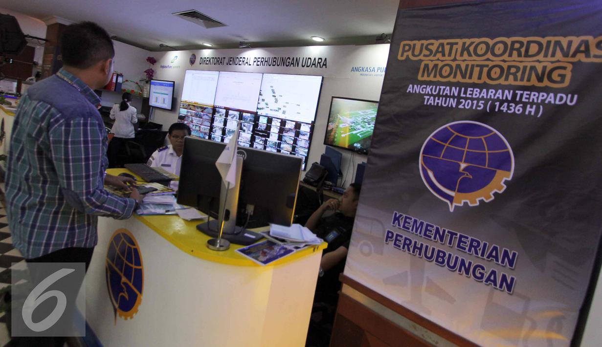 Aktivitas Pusat Koordinasi Monitoring Angkutan Lebaran 2015 di Kemenhub, Jakarta, Kamis (16/7/2015). Ruang kontrol ini mengamati jalan utama, bandara, stasiun kereta api dan pelabuhan laut yang digunakan para pemudik. (Liputan6.com/Helmi Afandi)